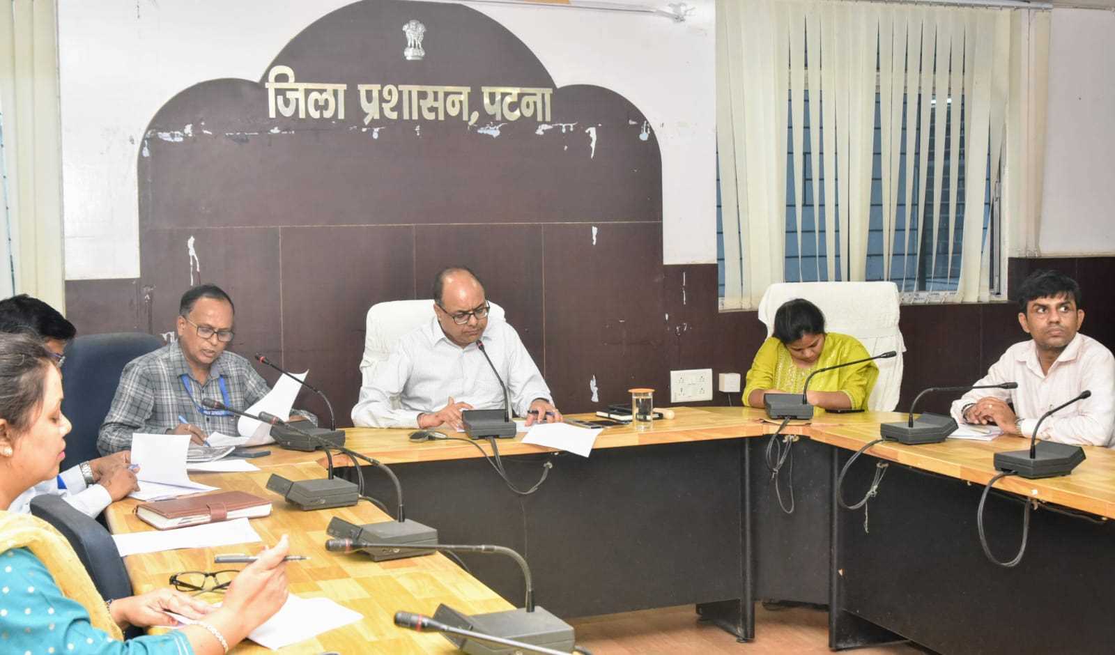 पटना में राजस्व मामले की समीक्षा, 15 अंचल अधिकारियों का वेतन रोका पटना में राजस्व मामले की समीक्षा, 15 अंचल अधिकारियों का वेतन रोका